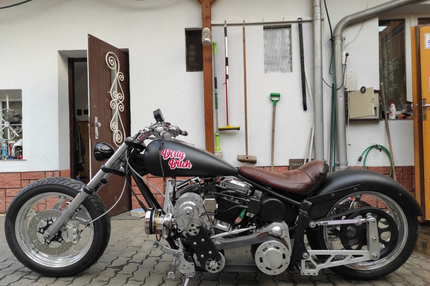 Airbrush motorky Harley-Davidson. Malba na nádrž.